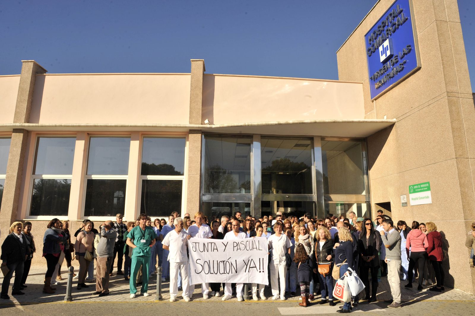 El hospital de Villamartín hizo una parada para salir a la calle como medida de presión.