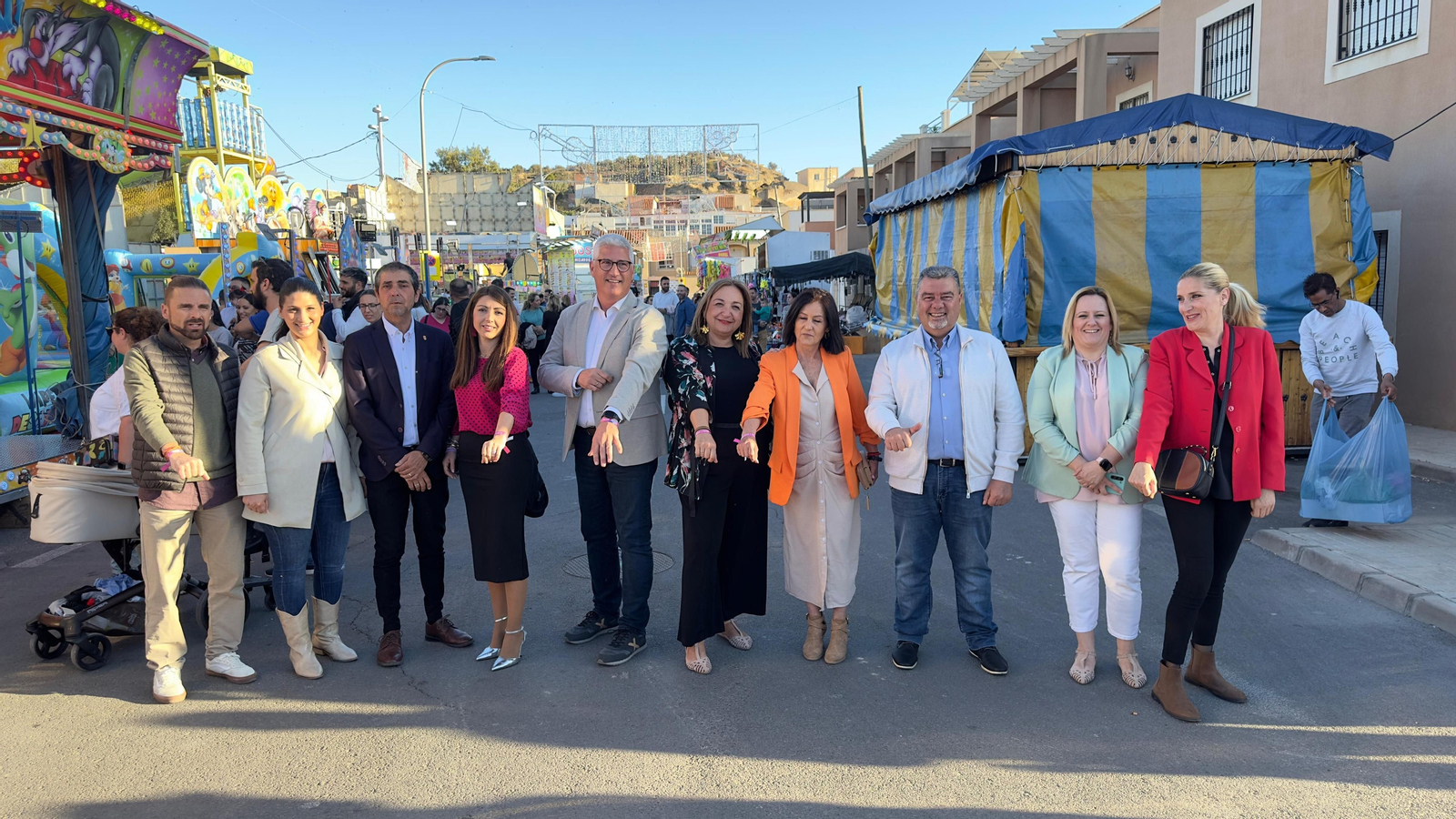 Ediles del equipo de Gobierno, con el alcalde Ismael Torres a la cabeza, celebran la inauguración del Real de la Feria.