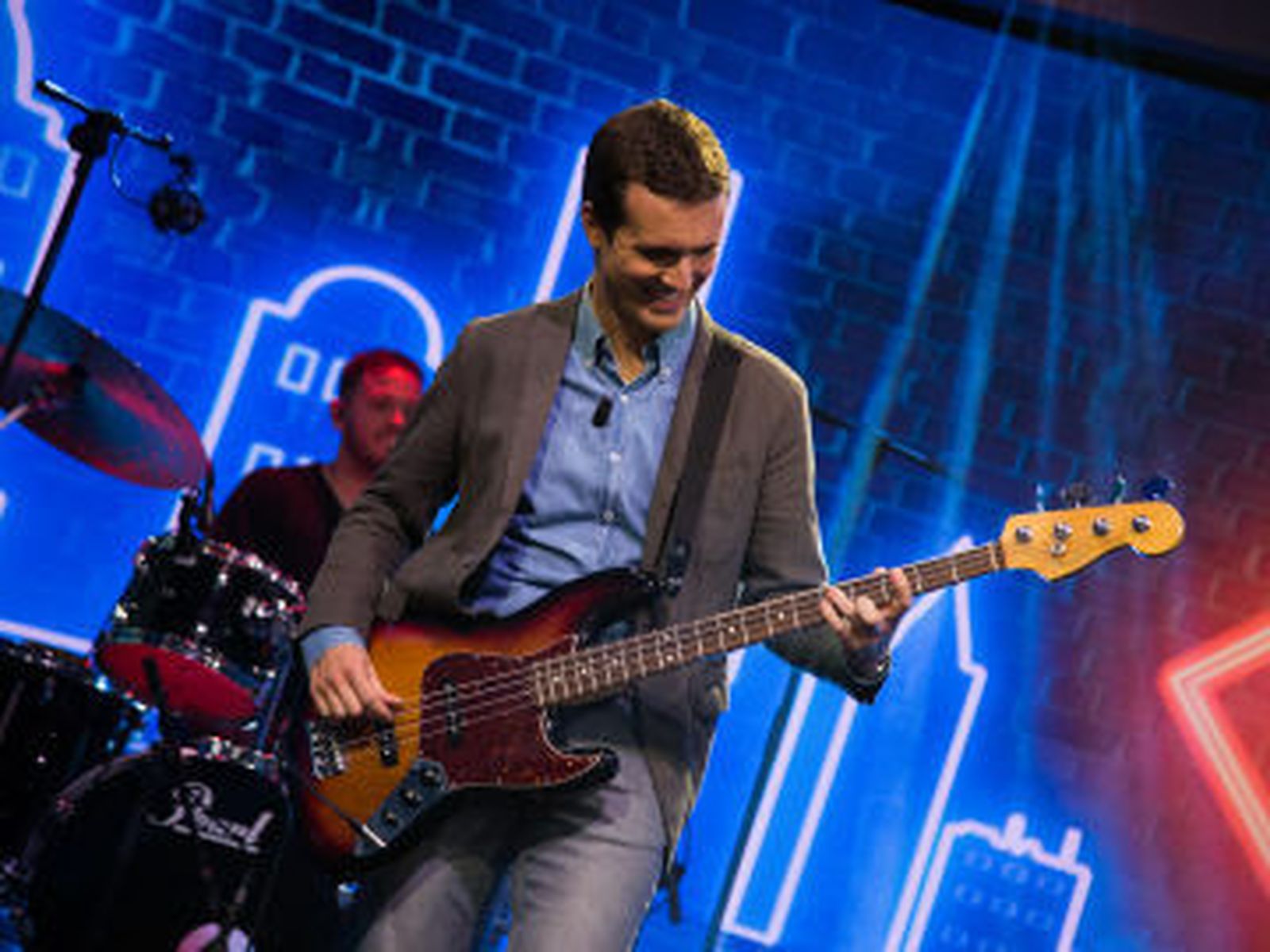 Pablo Casado tocando el bajo en la despedida de 'El Hormiguero' de este martes