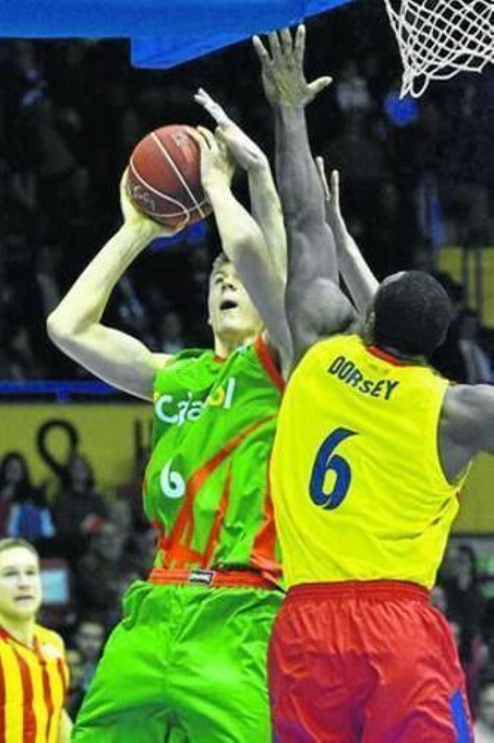 Porzingis busca la canasta ante el barcelonista Dorsey.