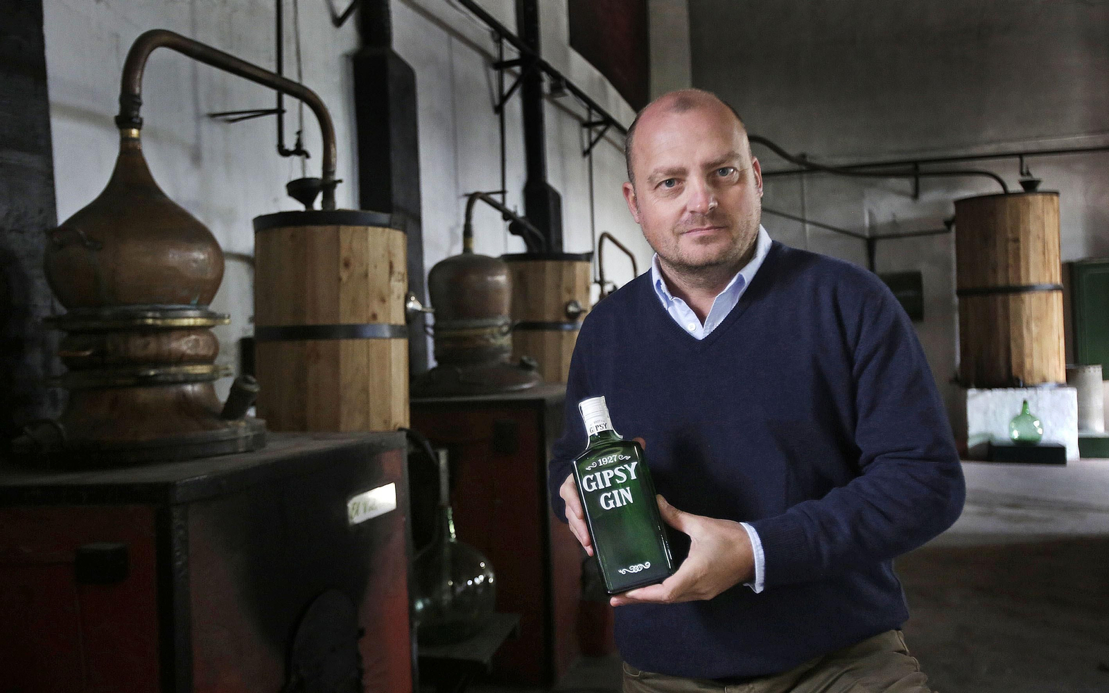 Eduardo Lacave, director general de ‘Gipsy 1927’, posando en la destilería.