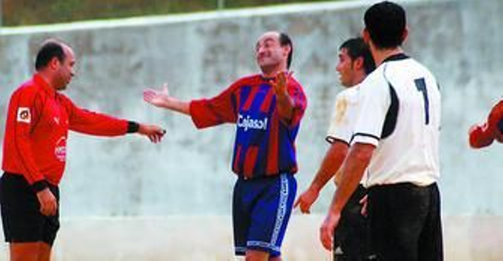 El Valdelamusa no podrá contar con los servicios de Israel, jugador que aparece en el centro de la imagen y que fue suspendido por el comité.