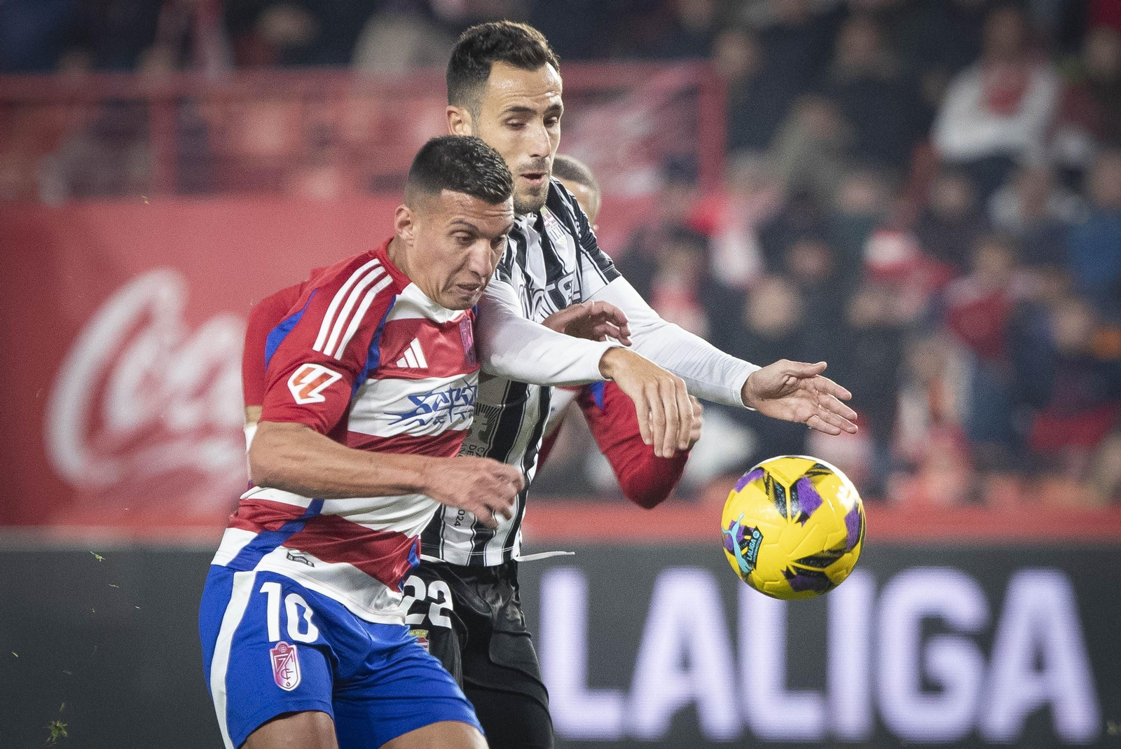 Uzuni pugna con un central del Cartagena.