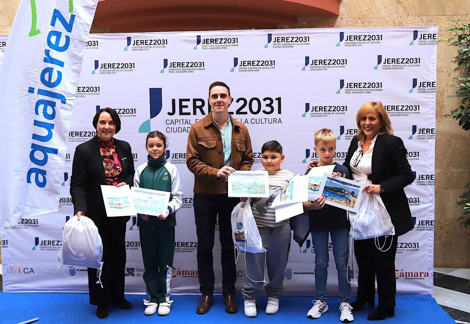 Los premiados, con Nela García, Jaime Espinar y Lola López.