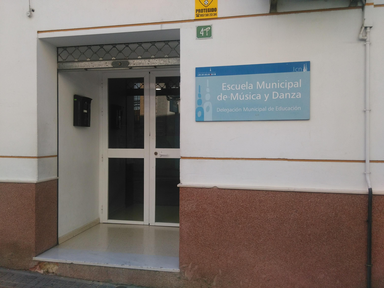 Puerta de entrada de la Escuela de Música. Puerta de entrada de la Escuela de Música.