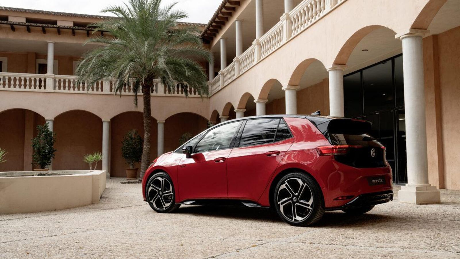 Además de por los paragolpes o difusor trasero, es fácil distinguir al ID.3 GTX por el mayor número de elementos en su carrocería de color negro brillante.