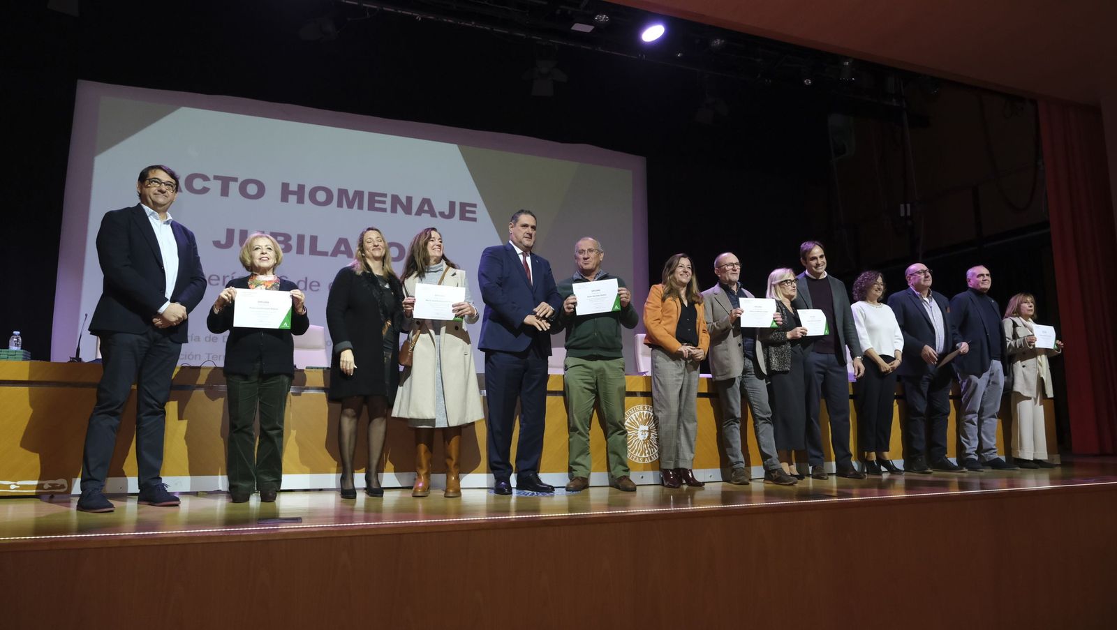 Los maestros docentes jubilados reciben su homenaje en la paraninfo de la UAL