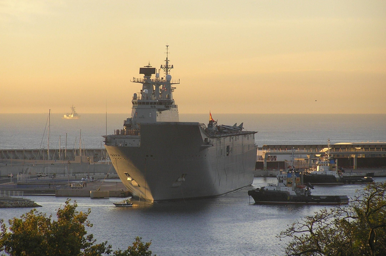 El 'Juan Carlos I', en una de sus visitas al puerto de Málaga.