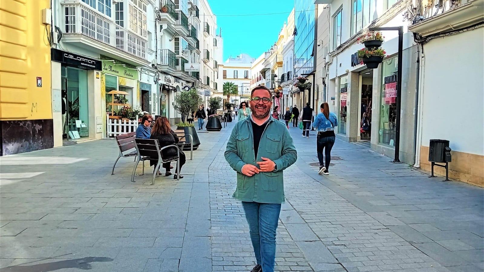 Fede Díaz paseando en una de las calles del municipio chiclanero