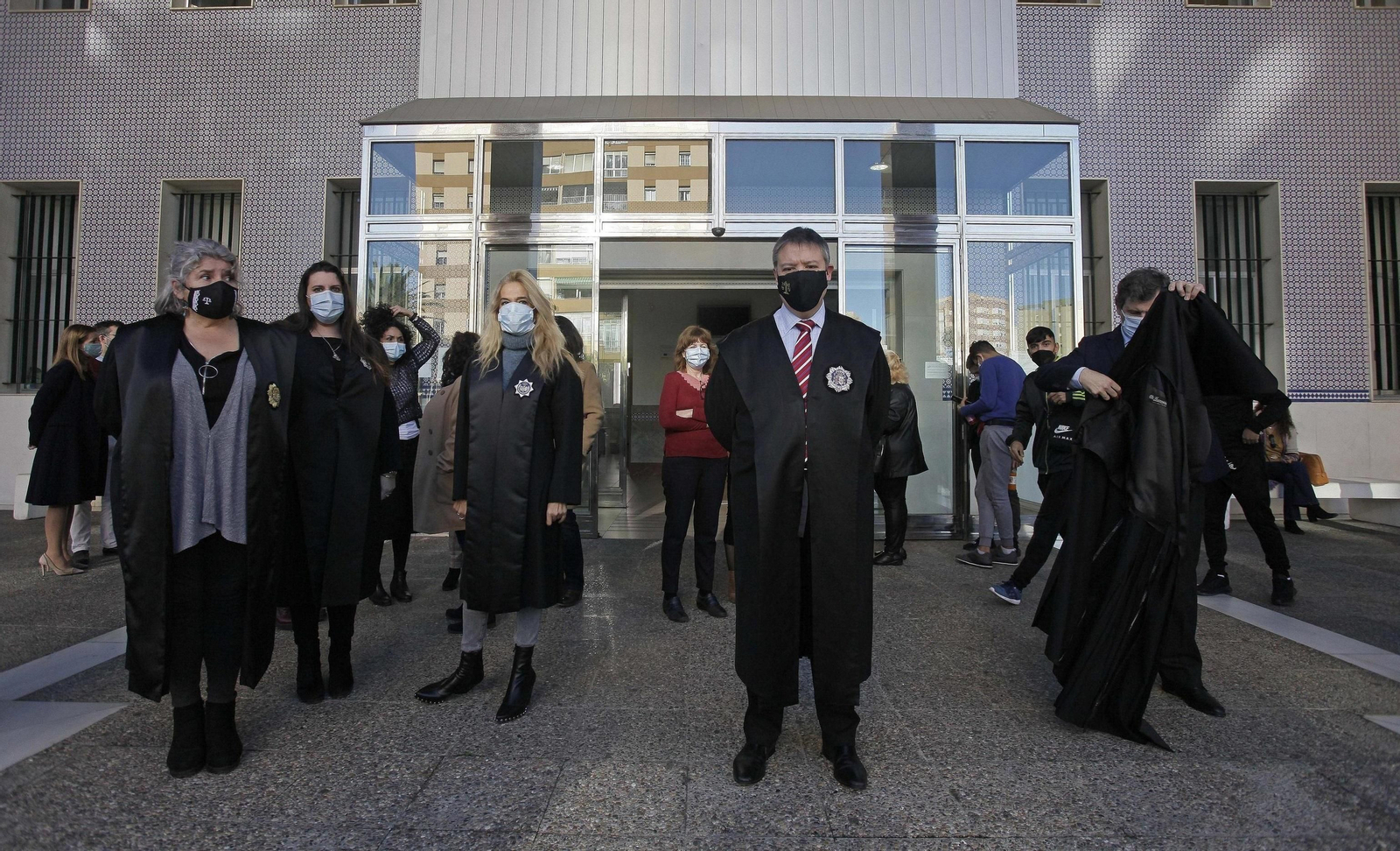 El sector judicial se concentra en Algeciras en repulsa a la agresión a una juez