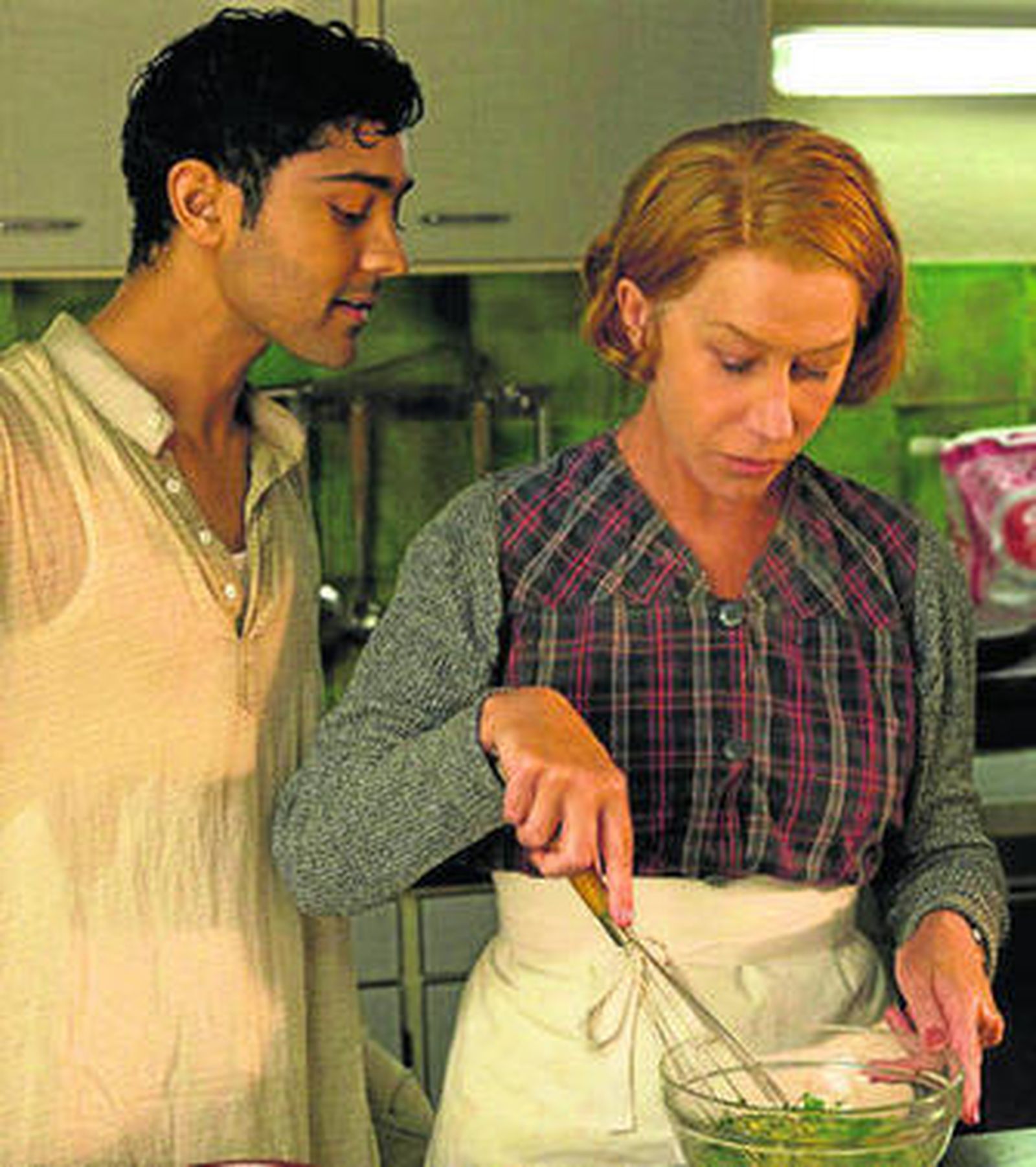 Manish Dayal y Helen Mirren, en la cinta de Lasse Hallström.