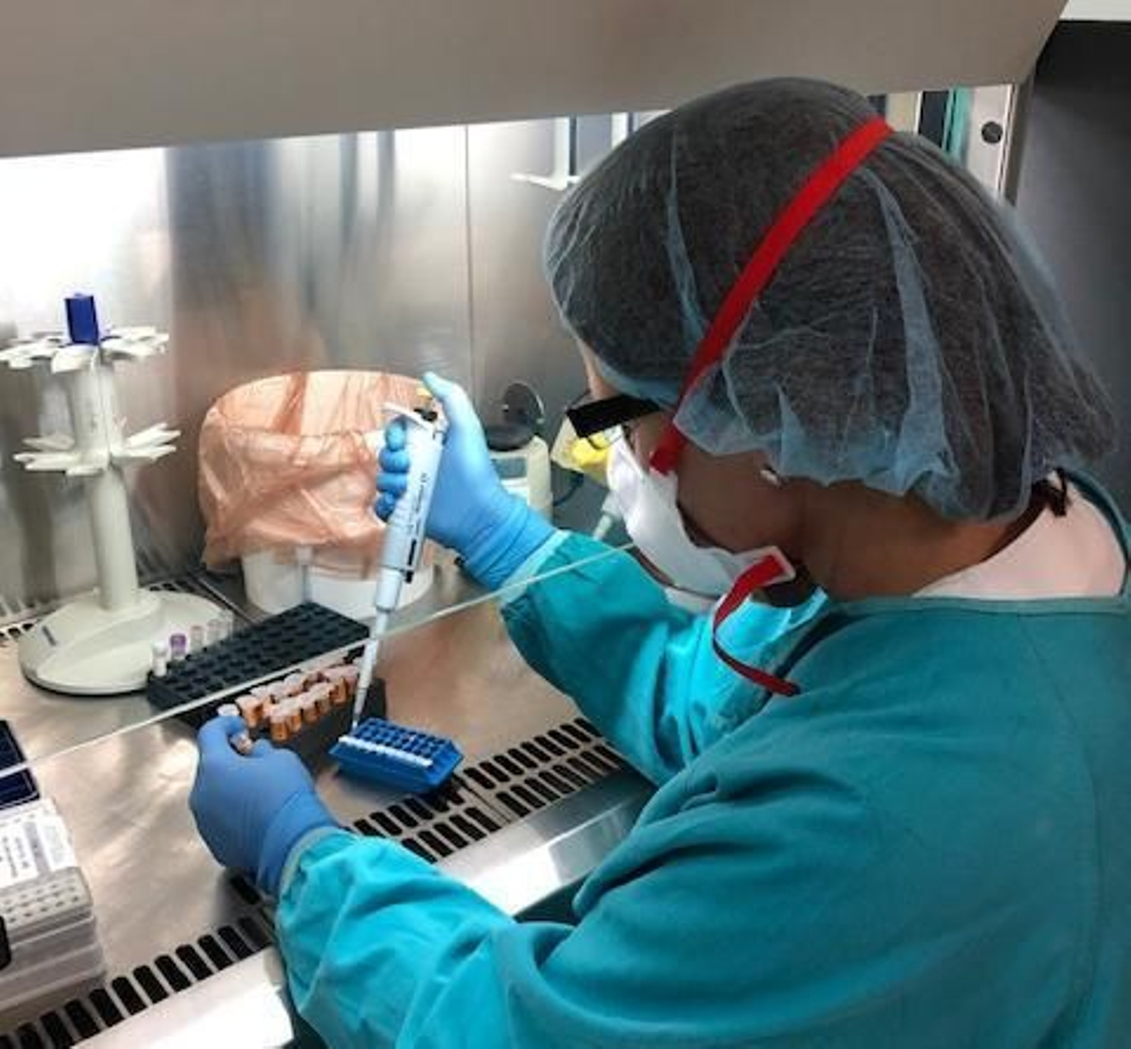 Una profesional de Microbiología manipula una muestra. Una profesional de Microbiología manipula una muestra.