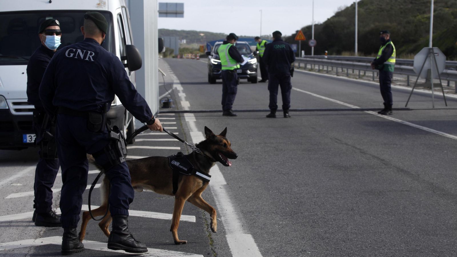 Control en el paso fronterizo entre Ayamonte y Castro Marím desplegado ayer por la GNR
