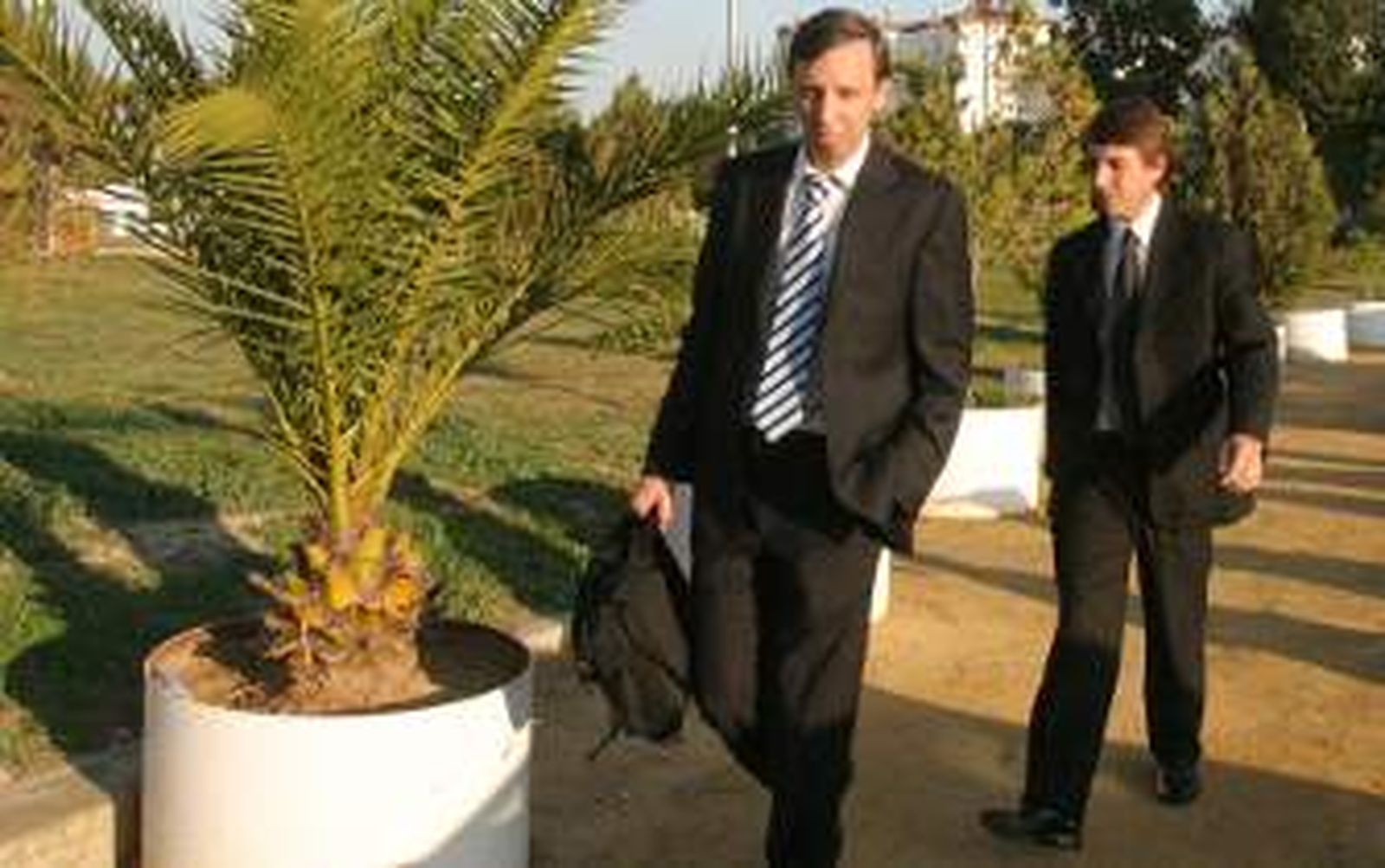 Schuster ofrece 1 millón y los argentinos casi 3