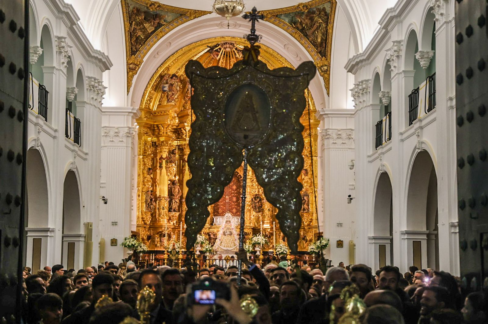 Fotografías de ambiente y del rezo del Rosario por el entorno de la Ermita de la Virgen del Rocío con motivo de la Candelaria