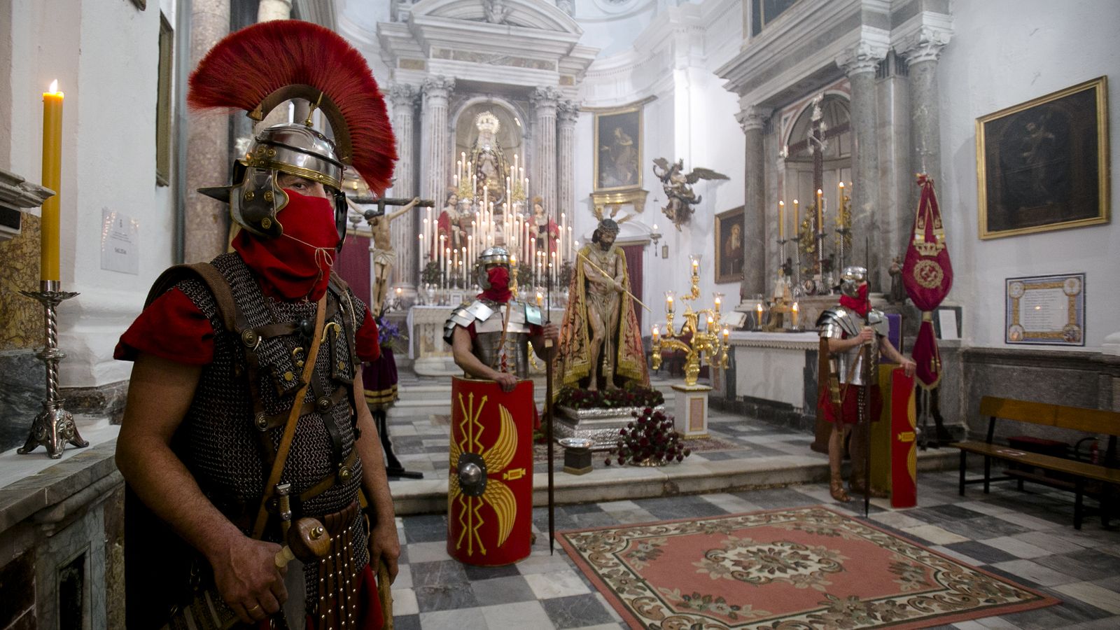 Escolta romana a los lados del Señor del Ecce-Homo, en San Pablo.