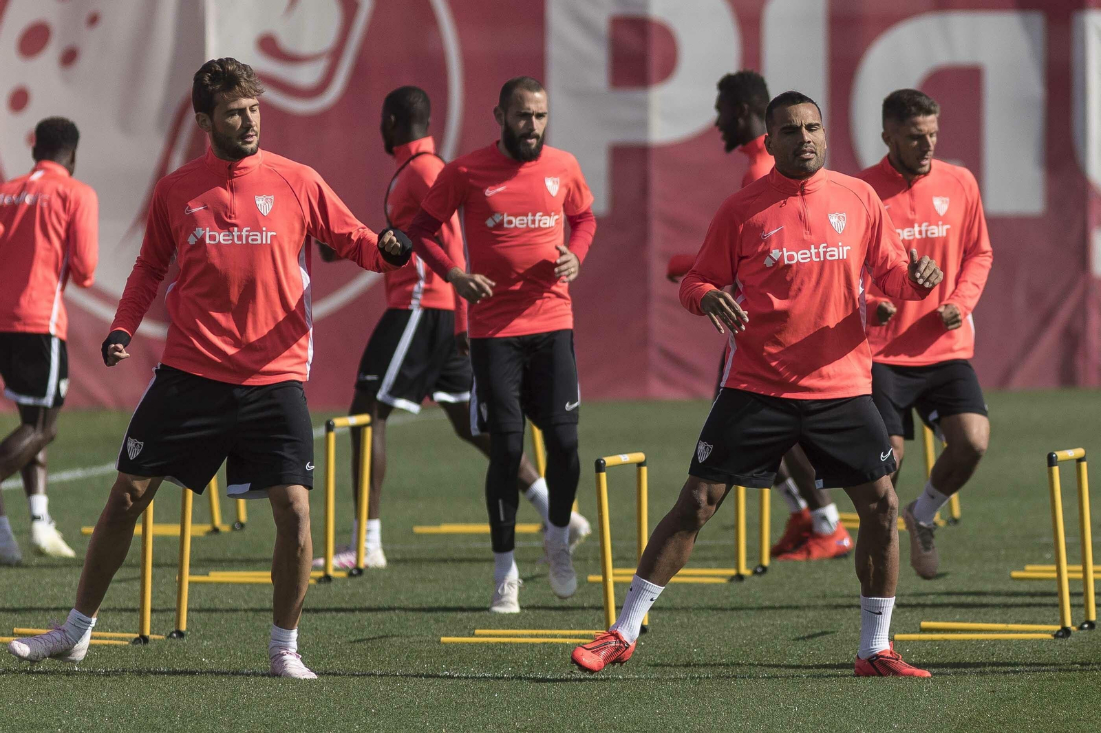 Franco Vázquez y Mercado, con Aleix Vidal detrás, inician un ejercicio.