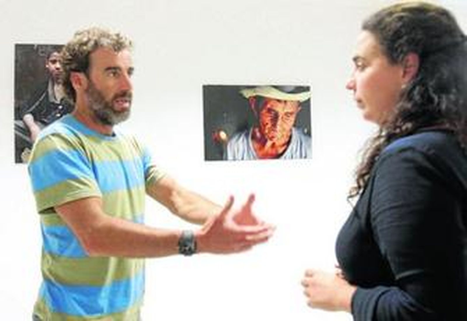 Fernando Rodríguez (Educo) explica algunos detalles de la exposición a la concejala Carmen Sánchez.
