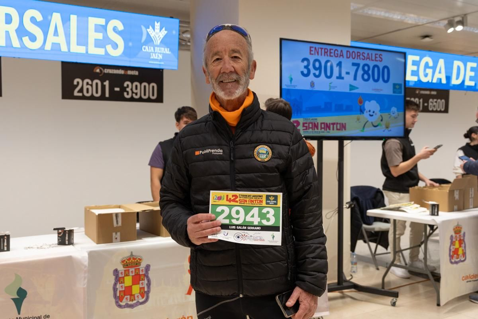 En imágenes: buen ritmo en el inicio de la recogida de dorsales para la Carrera de San Antón