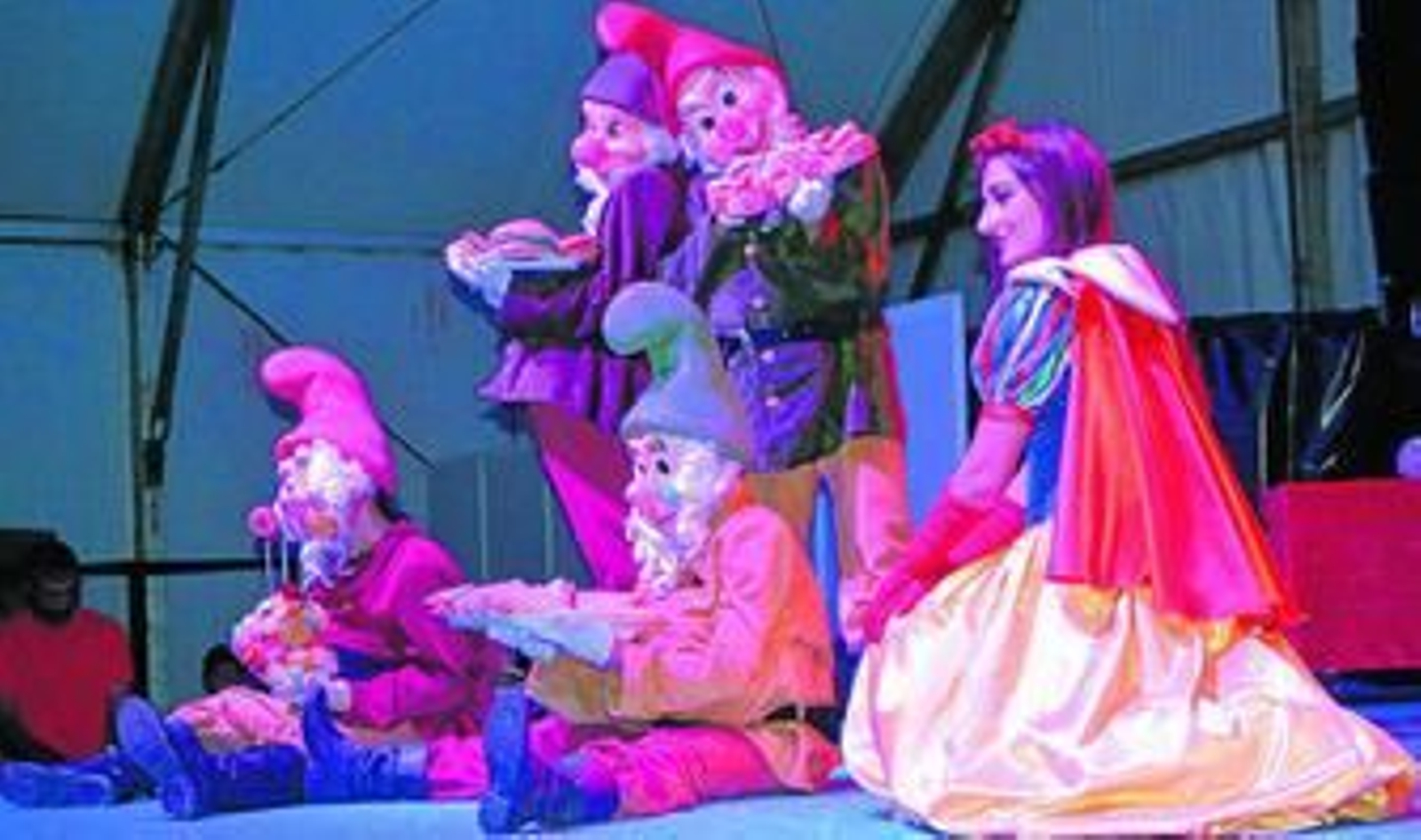 Los enanitos disfrutaban del picnic con Blancanieves