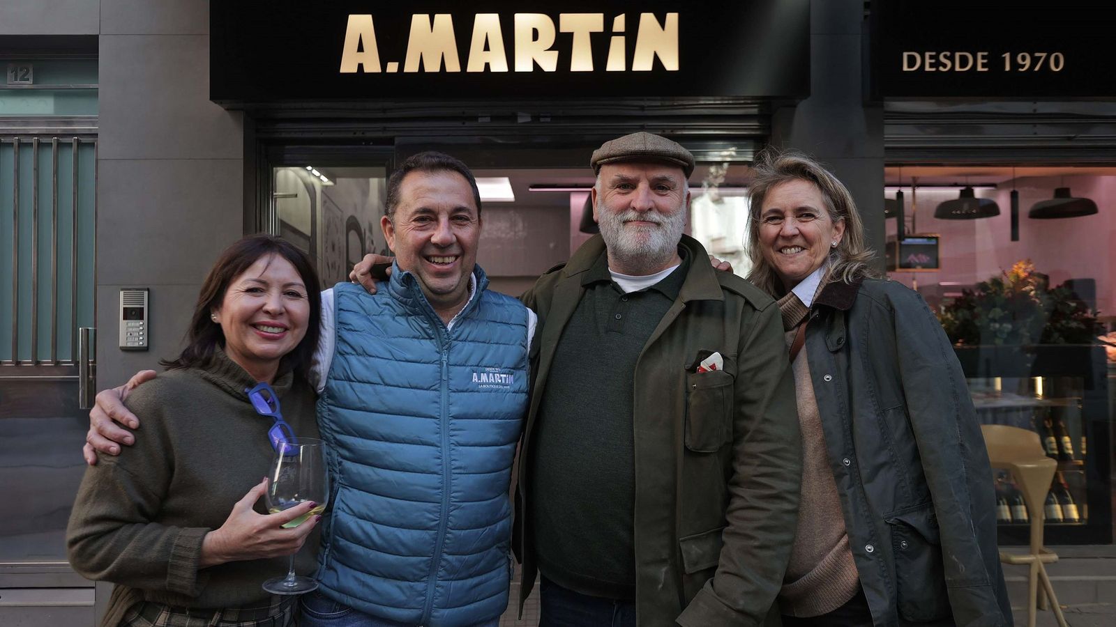 El chef José Andrés y Javier Martín, junto a sus respectivas esposas, en Algeciras, este 24 de diciembre.