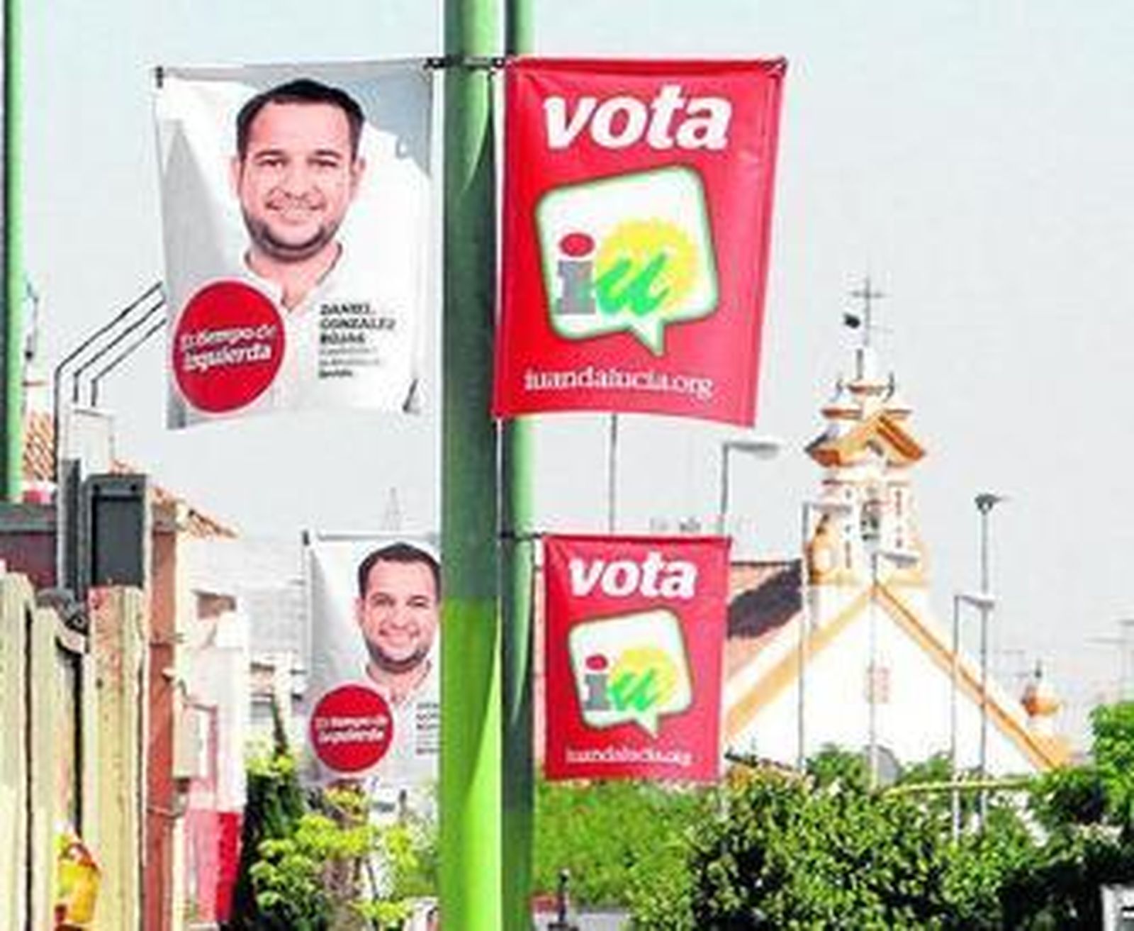 Carteles del candidato de IU con la iglesia de San Jerónimo al fondo.