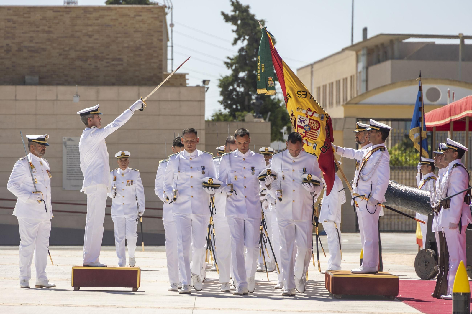 Las imágenes de la entrega de despachos a los nuevos suboficiales de la Armada Las imágenes de la entrega de despachos a los nuevos suboficiales de la Armada