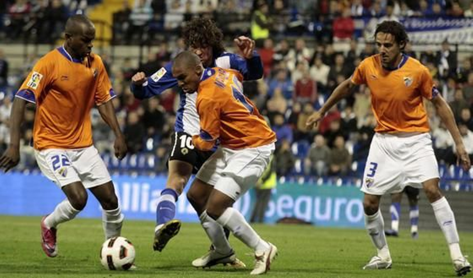 El Málaga empata 0-0 en casa del Hércules y tendrá la oportunidad de decidir la eliminatoria de dieciseisavos de la Copa en La Rosaleda. / LOF