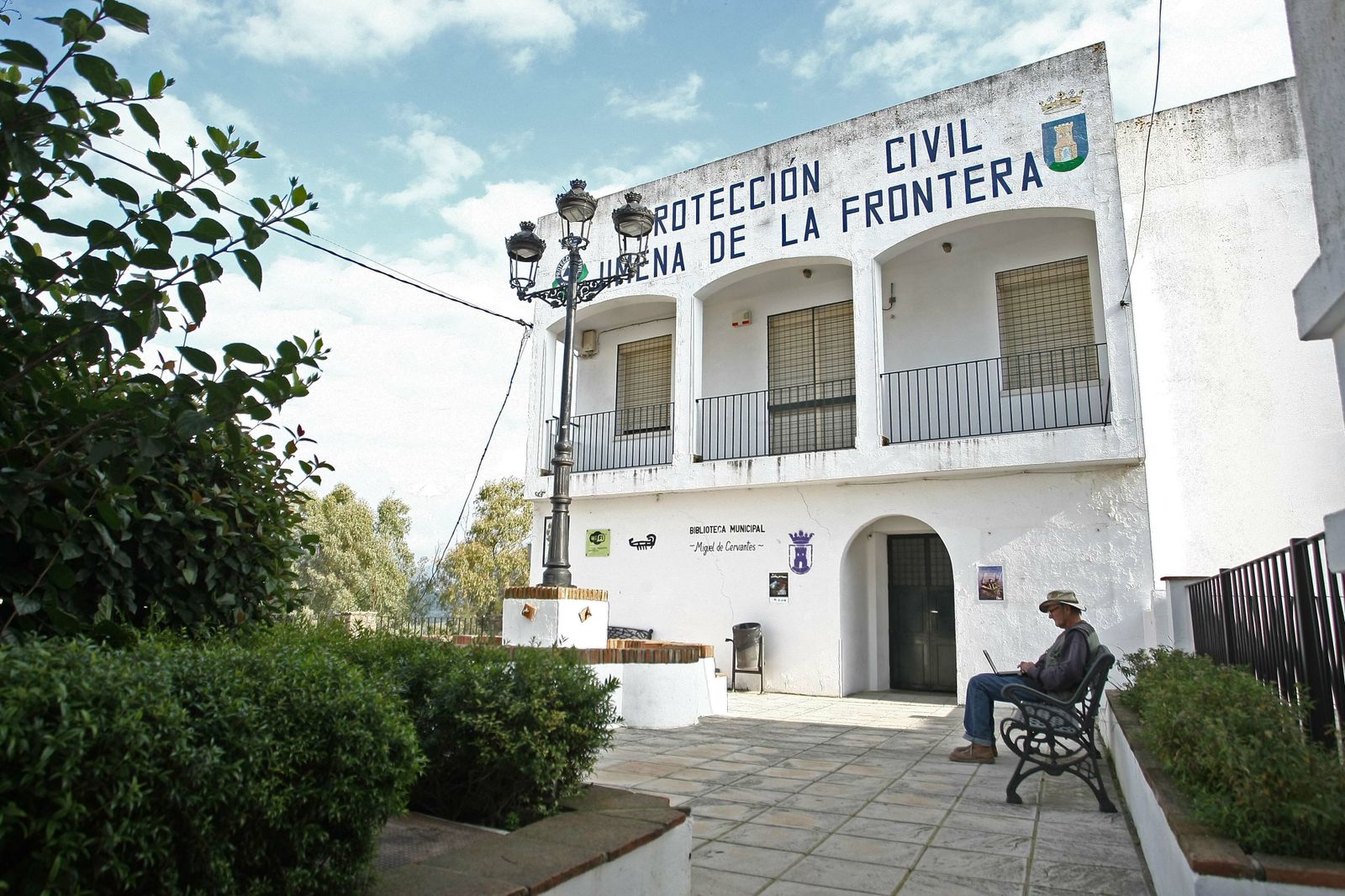 Un hombre descansa en un banco en el centro de Jimena.