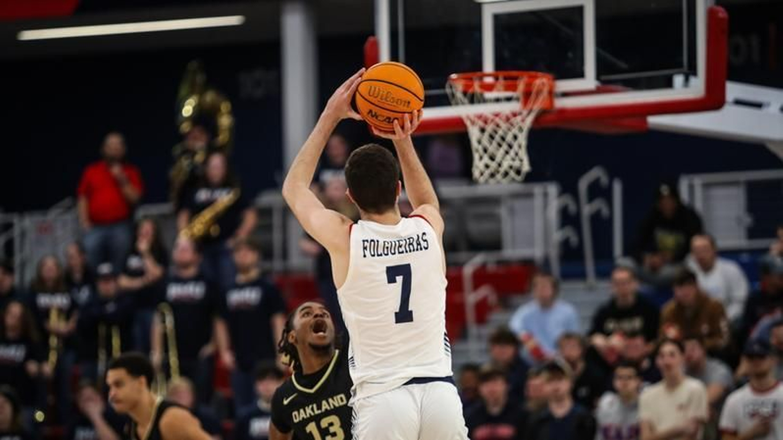 Álvaro Folgueiras lanza a canasta.