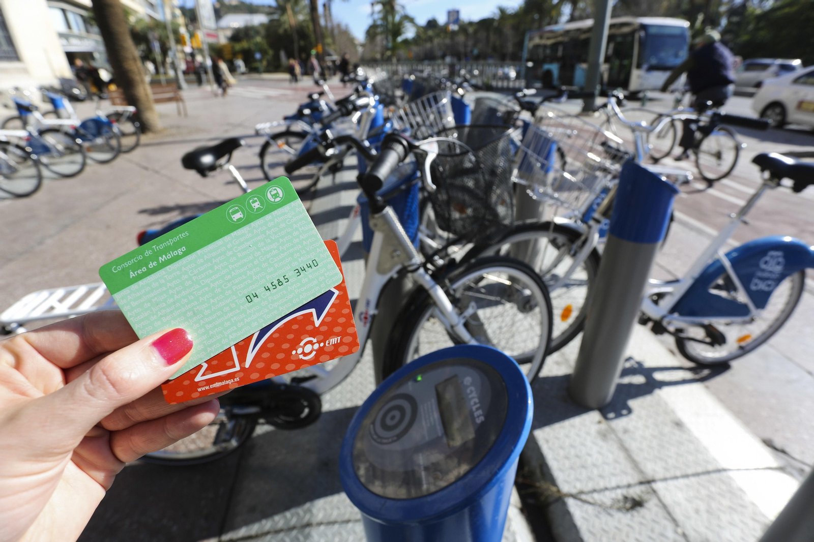 Una usuaria de las bicicletas públicas con las tarjetas que se pueden habilitar para su uso.
