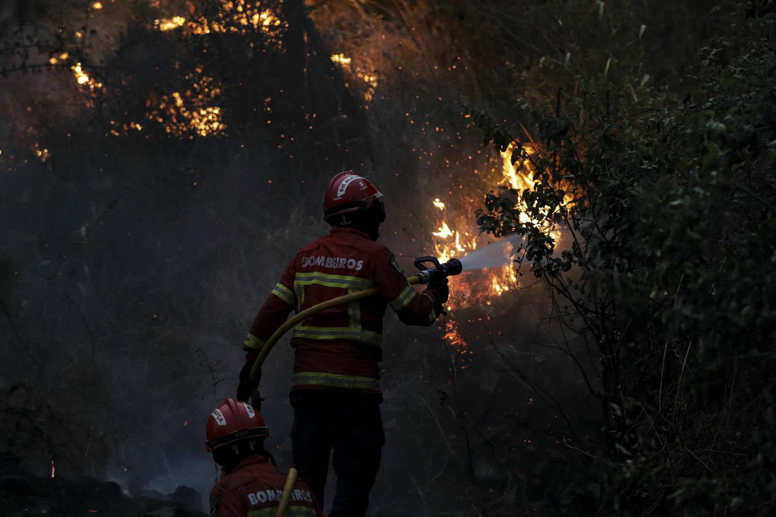La extinción del incendio del centro de Portugal, en imágenes