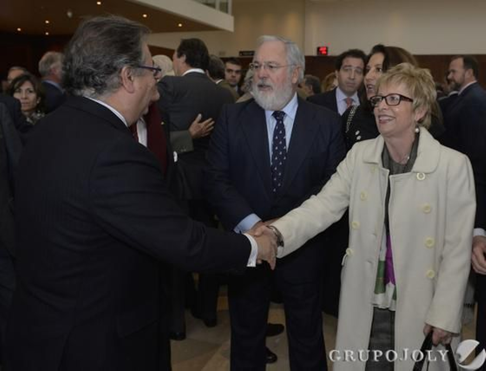 Juan Ignacio Zoido saluda a Elena Víboras en presencia de Miguel Arias Cañete. / Juan Carlos Vázquez