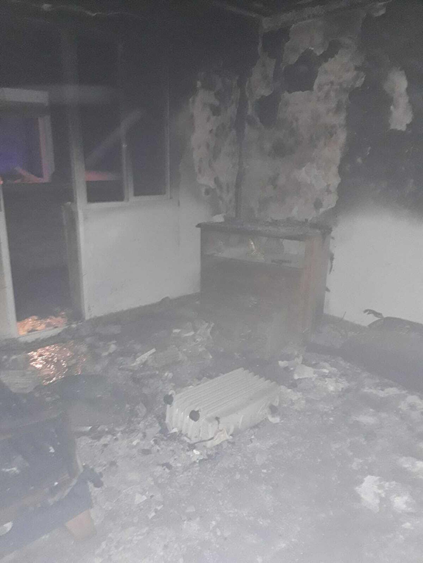 El brasero que pudo originar el incencio en esta vivienda.