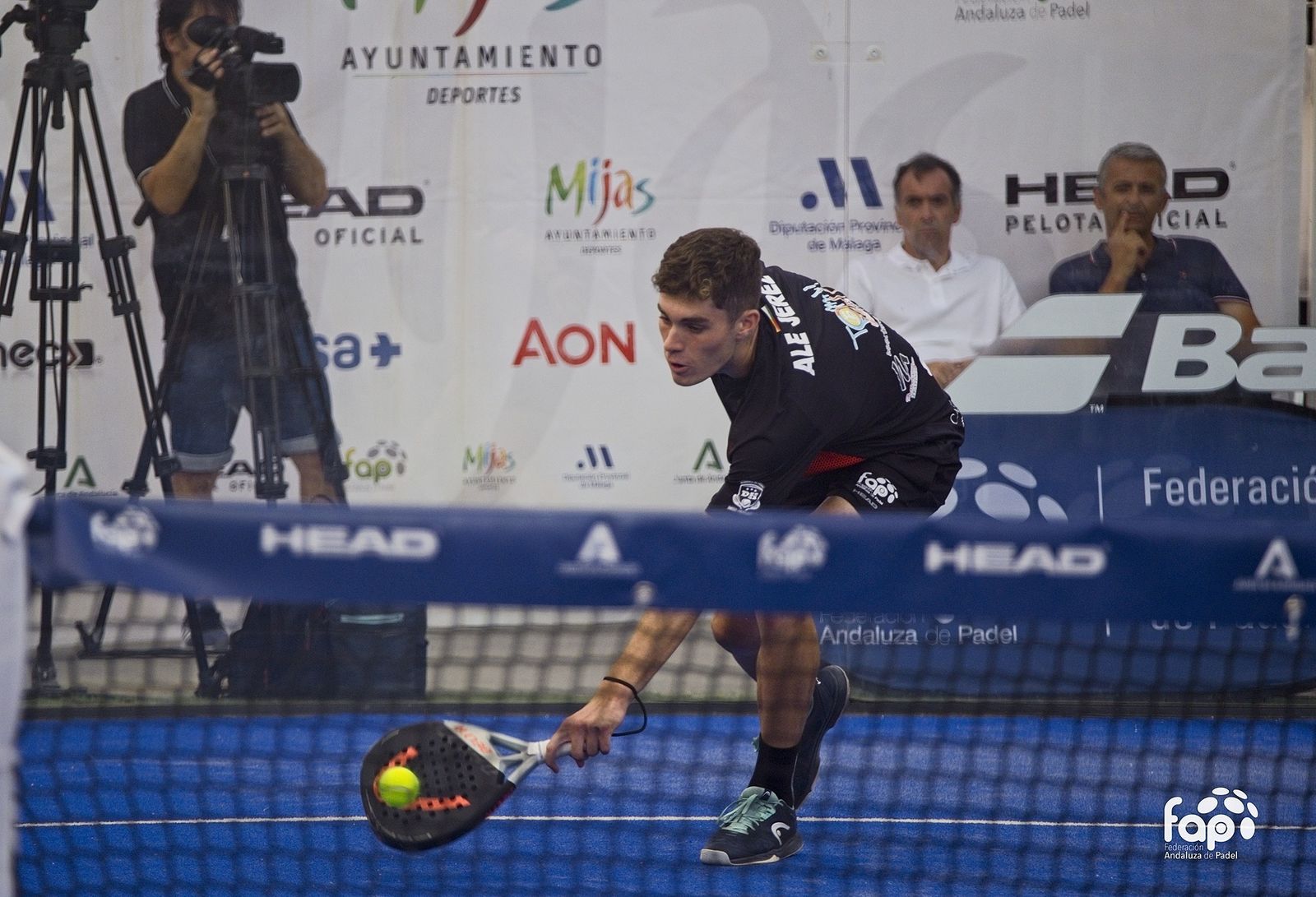 Ale Jerez intenta salvar una bola.