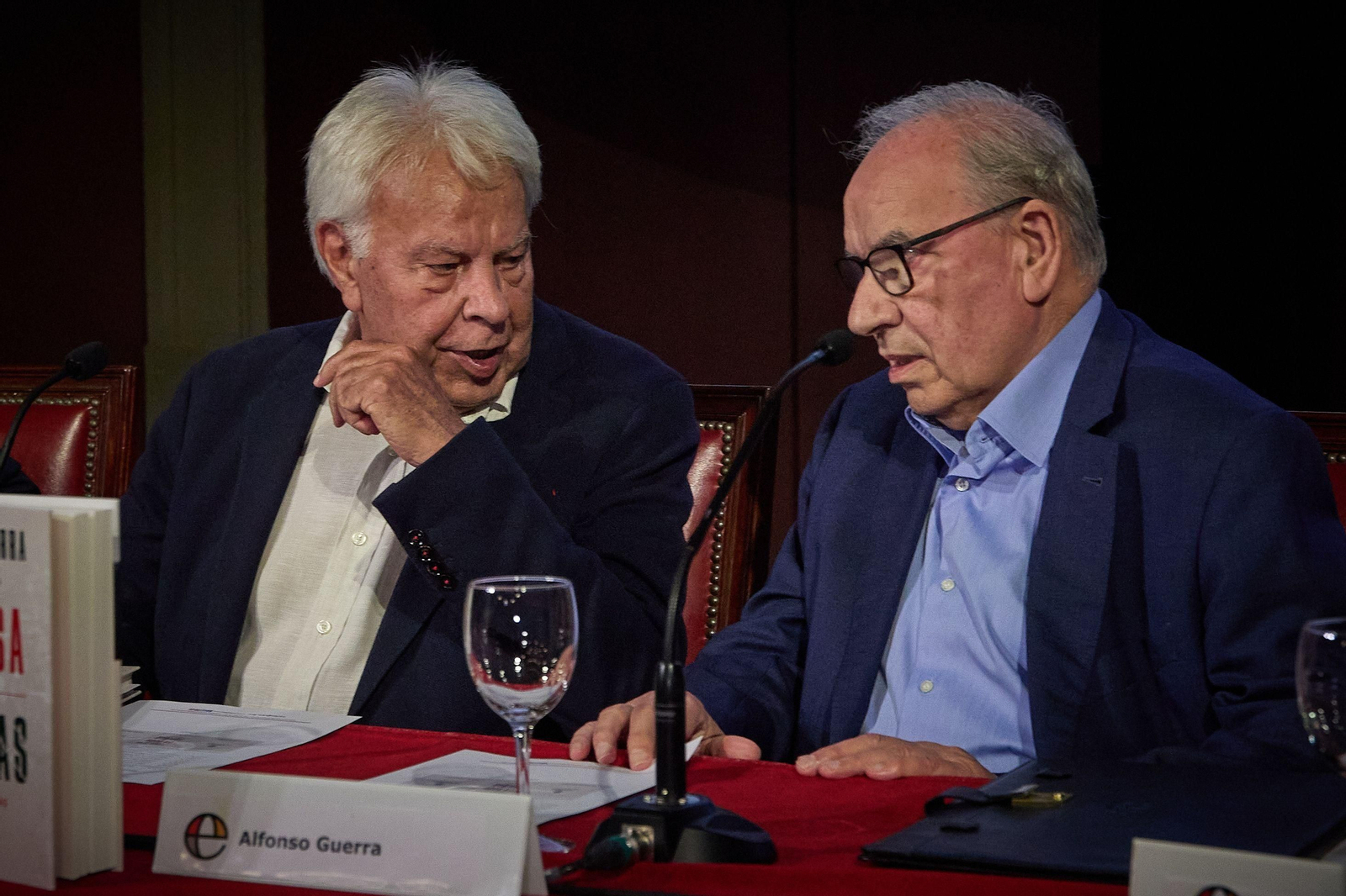 Felipe González y Alfonso Guerra en la presentación de 'La rosa y las espinas'. Felipe González y Alfonso Guerra en la presentación de 'La rosa y las espinas'.