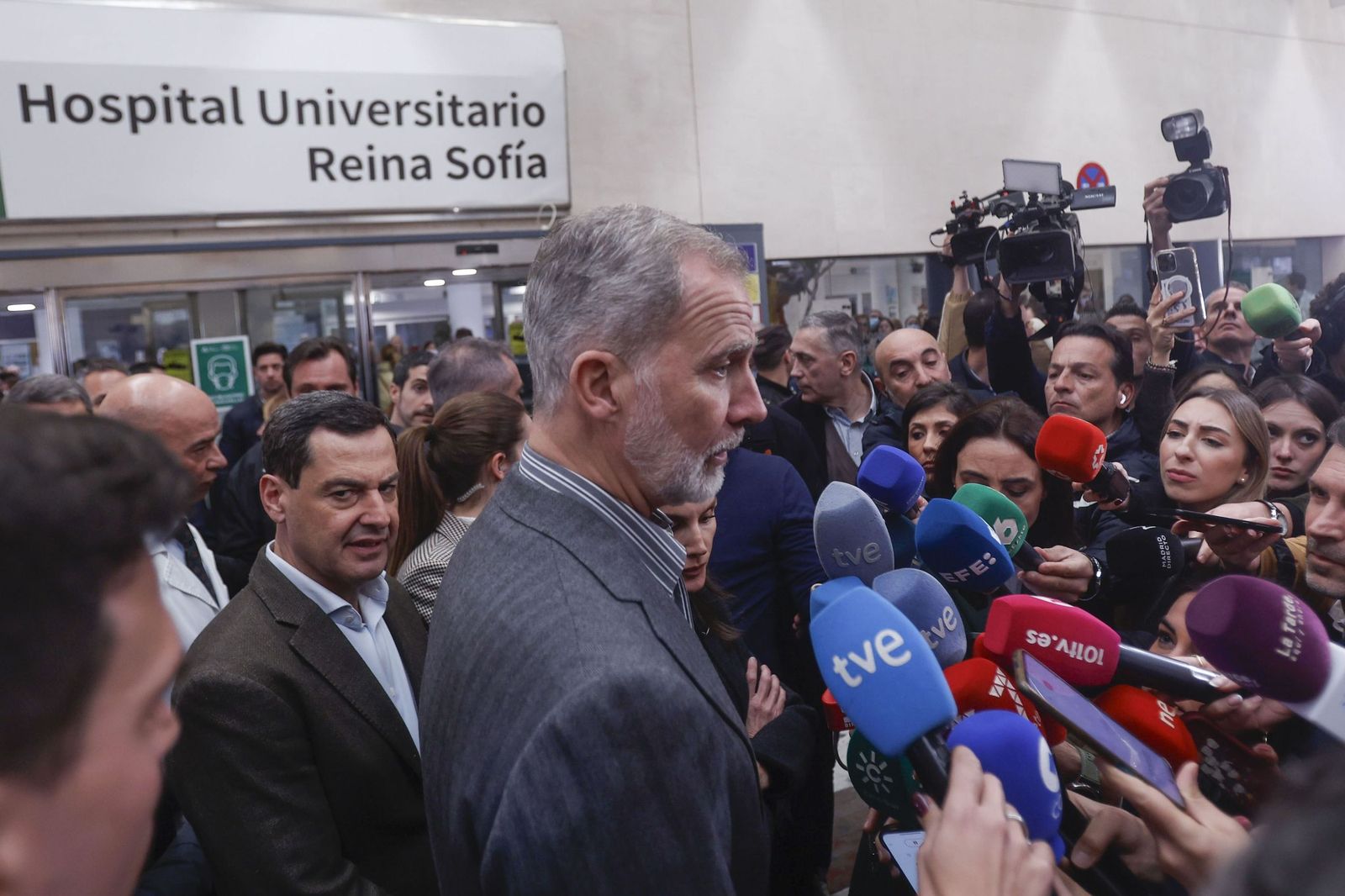 El Rey Felipe VI atiende a los medios tras su visita a los heridos en el Hospital Reina Sofía.