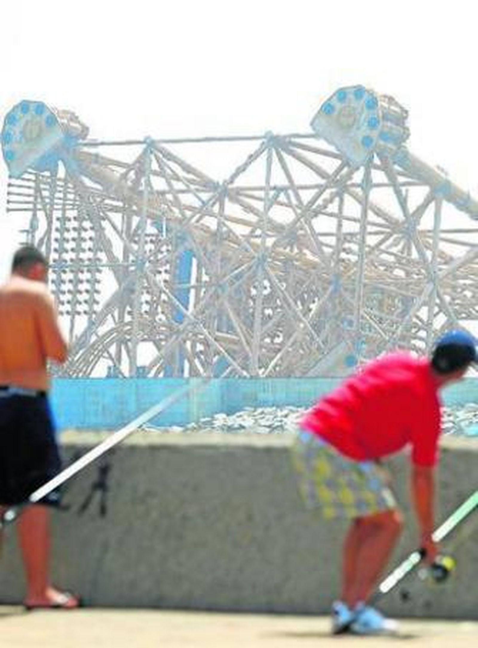 La plataforma 'Mariner', abandonando la Bahía de Cádiz el pasado mes de agosto.