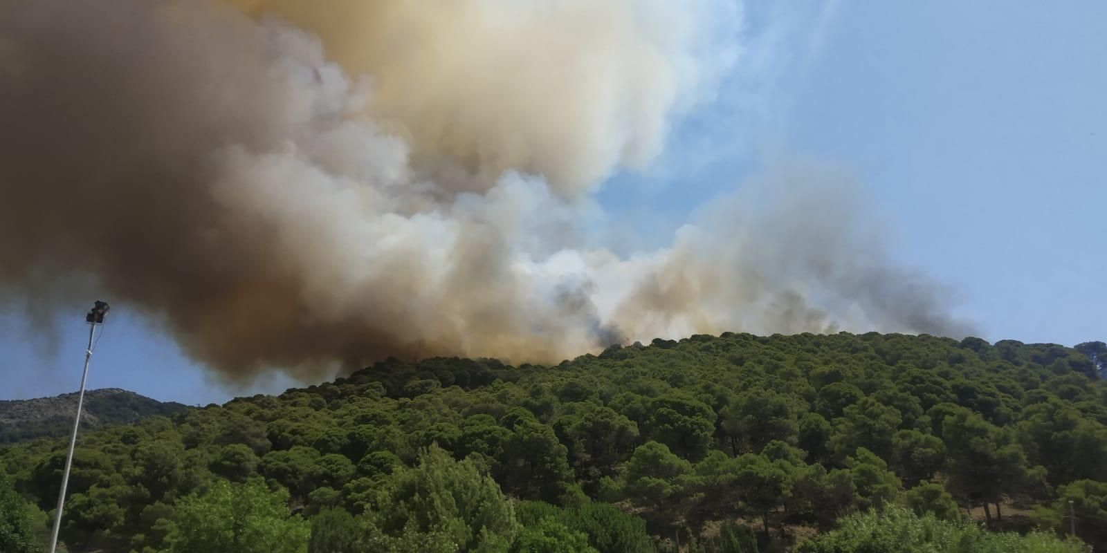 Humareda en la zona de la Sierra de Mijas.