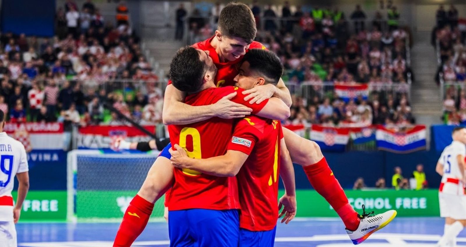 Los jugadores españoles celebran uno de los goles contra Croacia.
