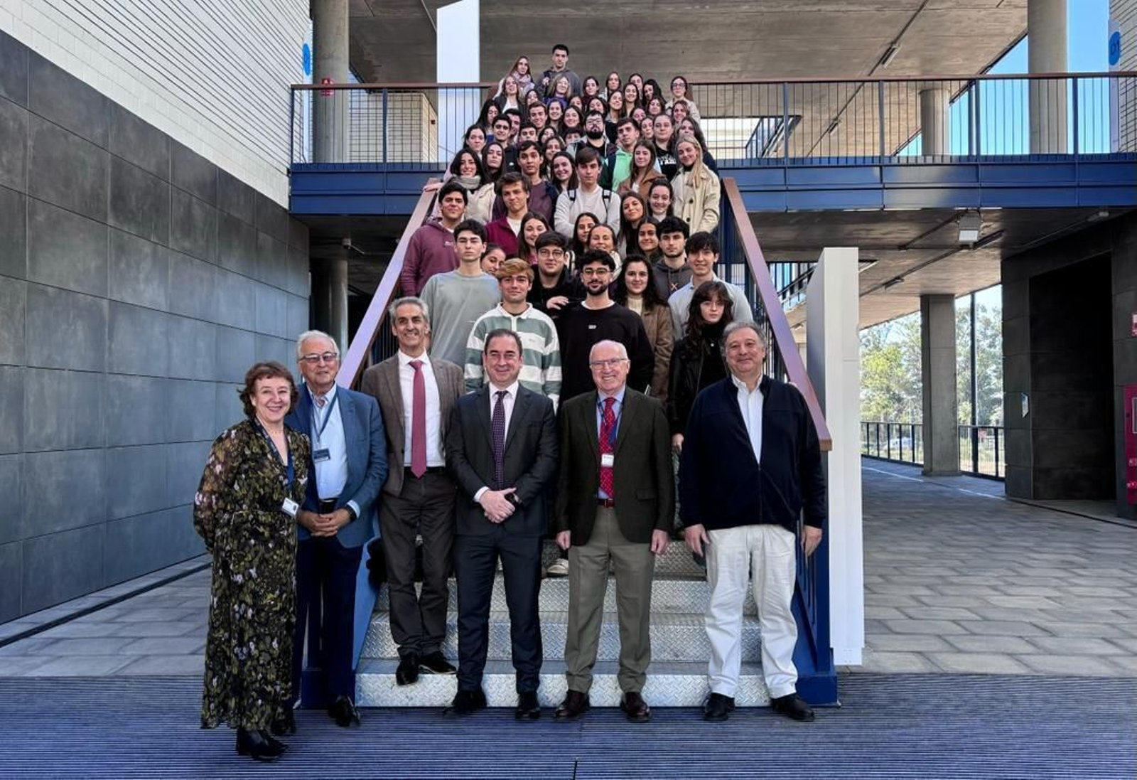 Responsables de la Universidad Loyola junto a los estudiantes que inauguran el grado de Medicina.