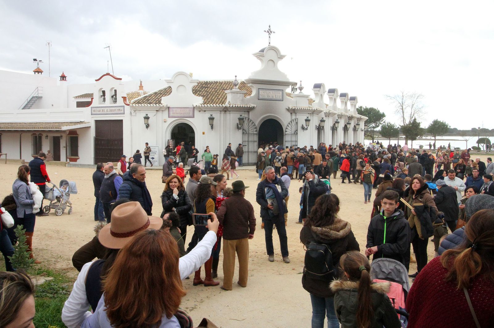 El Rocío celebra La Candelaria con la presentación de los niños a la Virgen, en imágenes