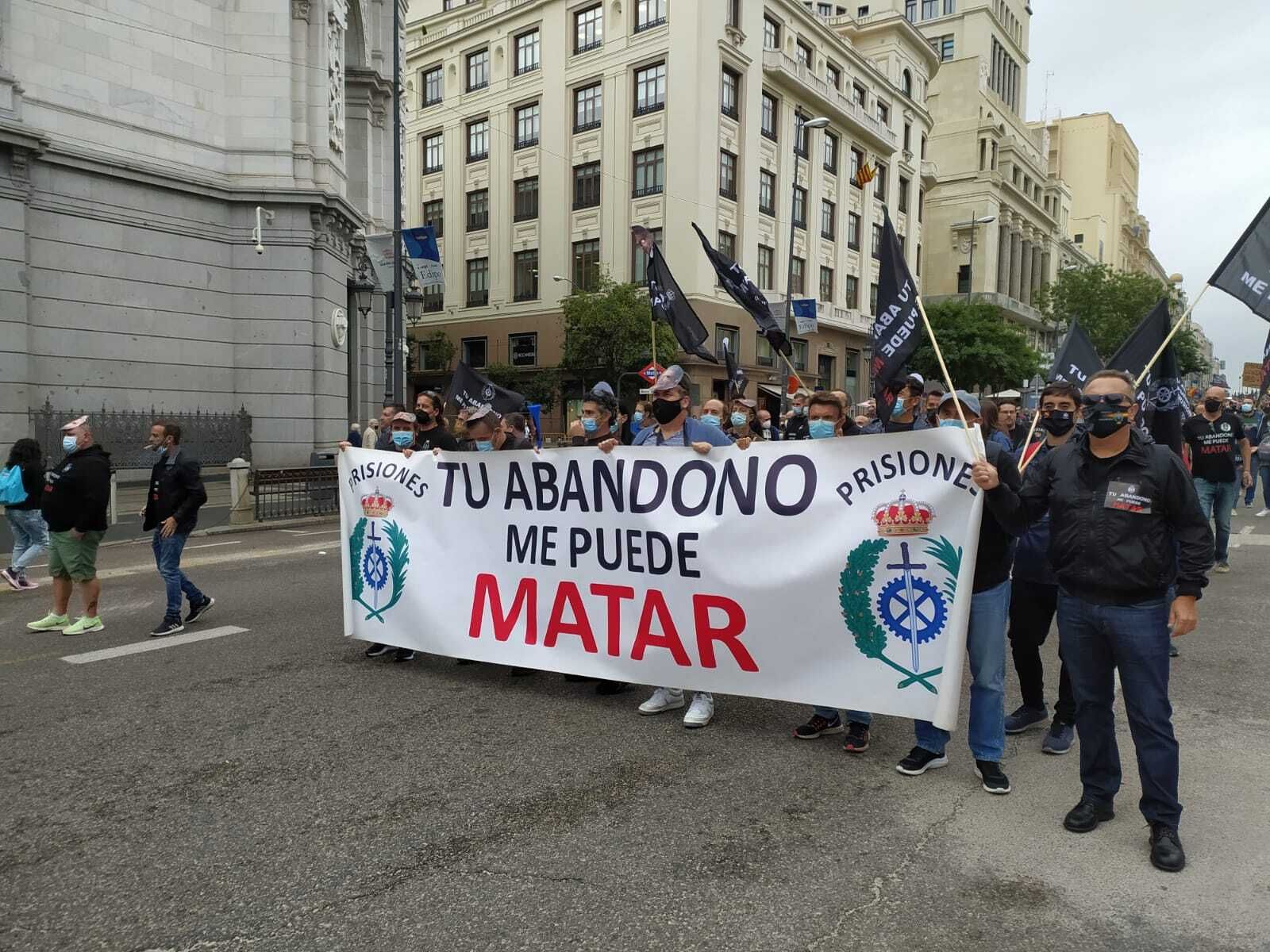 Funcionarios de prisiones de Almería piden un aumento de sueldo frente al Congreso.