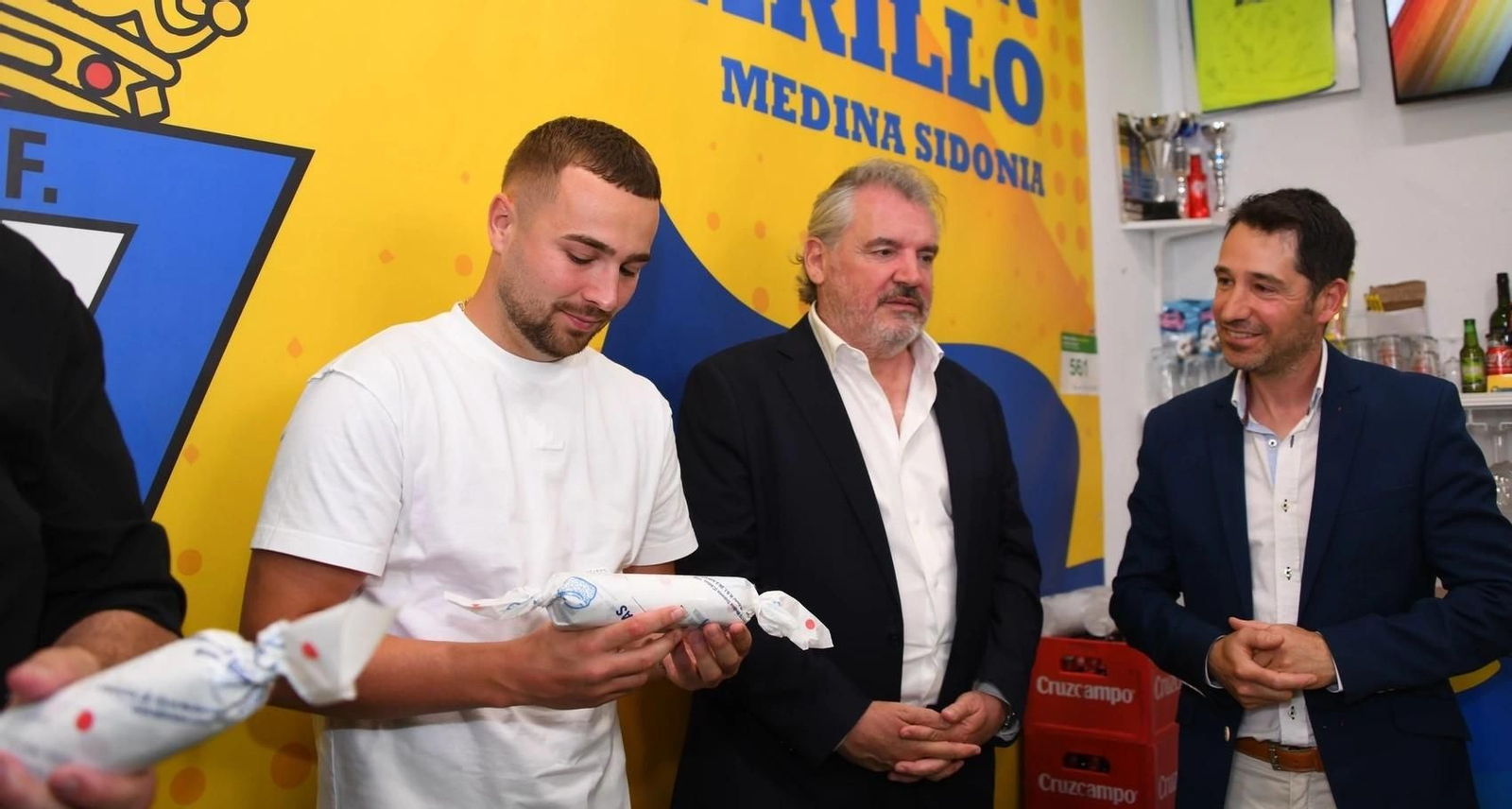 Ontiveros recibió un alfajor en la peña asidonense.