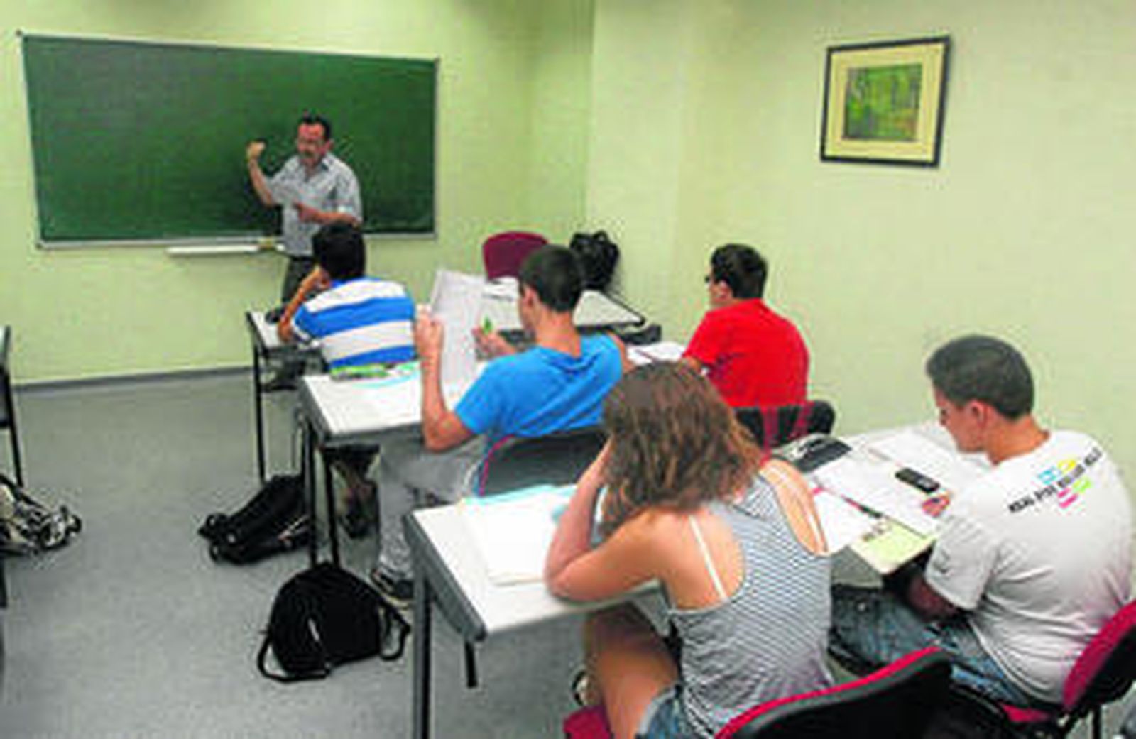 Alumnos asisten a clase de idiomas este verano.