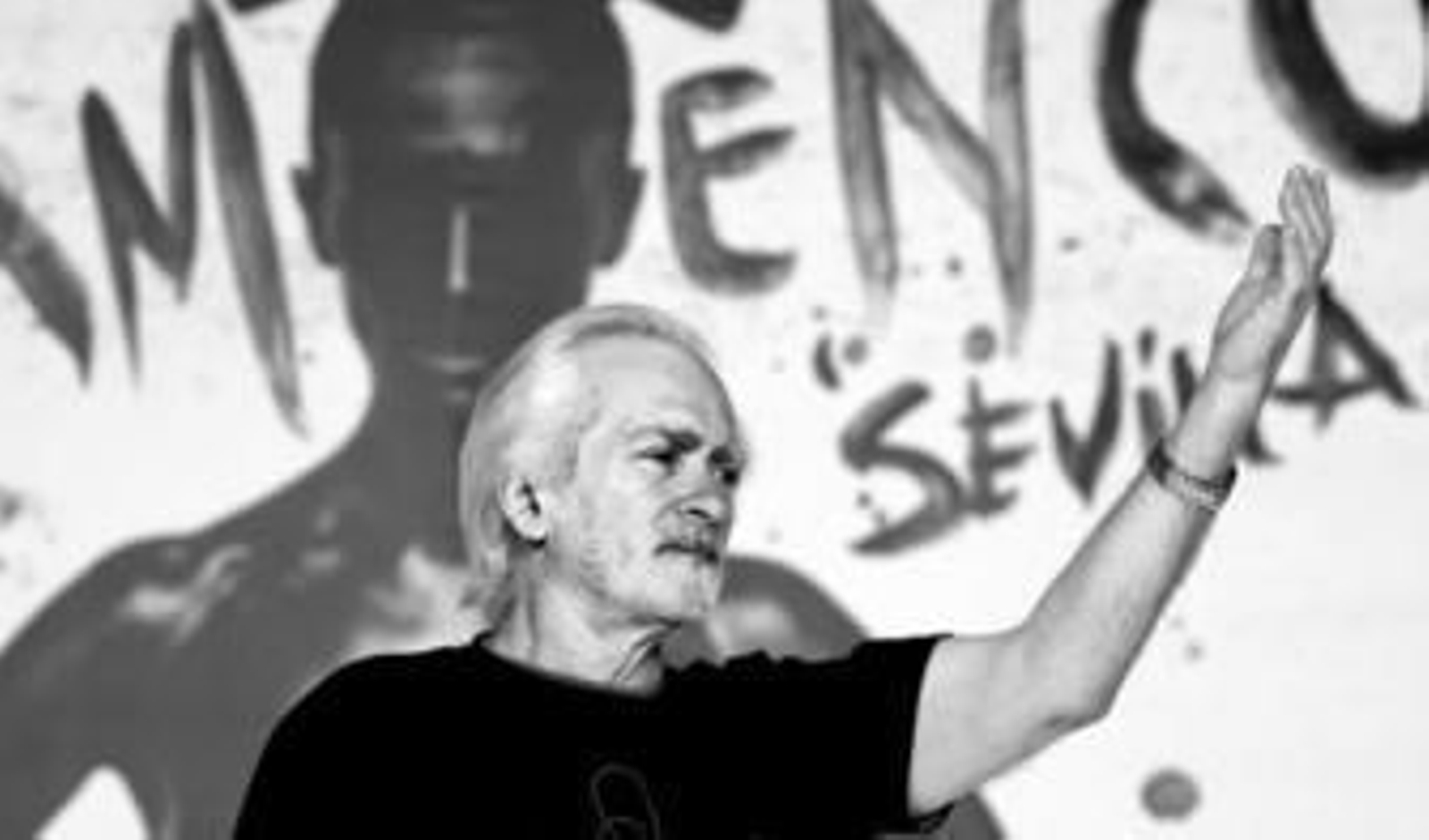 El maestro Manolo Sanlúcar acude a la Bienal como una leyenda del flamenco.