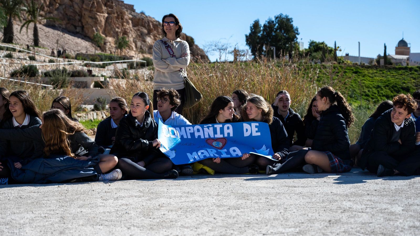 Alumnado de diversos centros educativos de la capital, ubicados en torno al Parque de La Hoya, durante la actividad con motivo del Día de la Paz