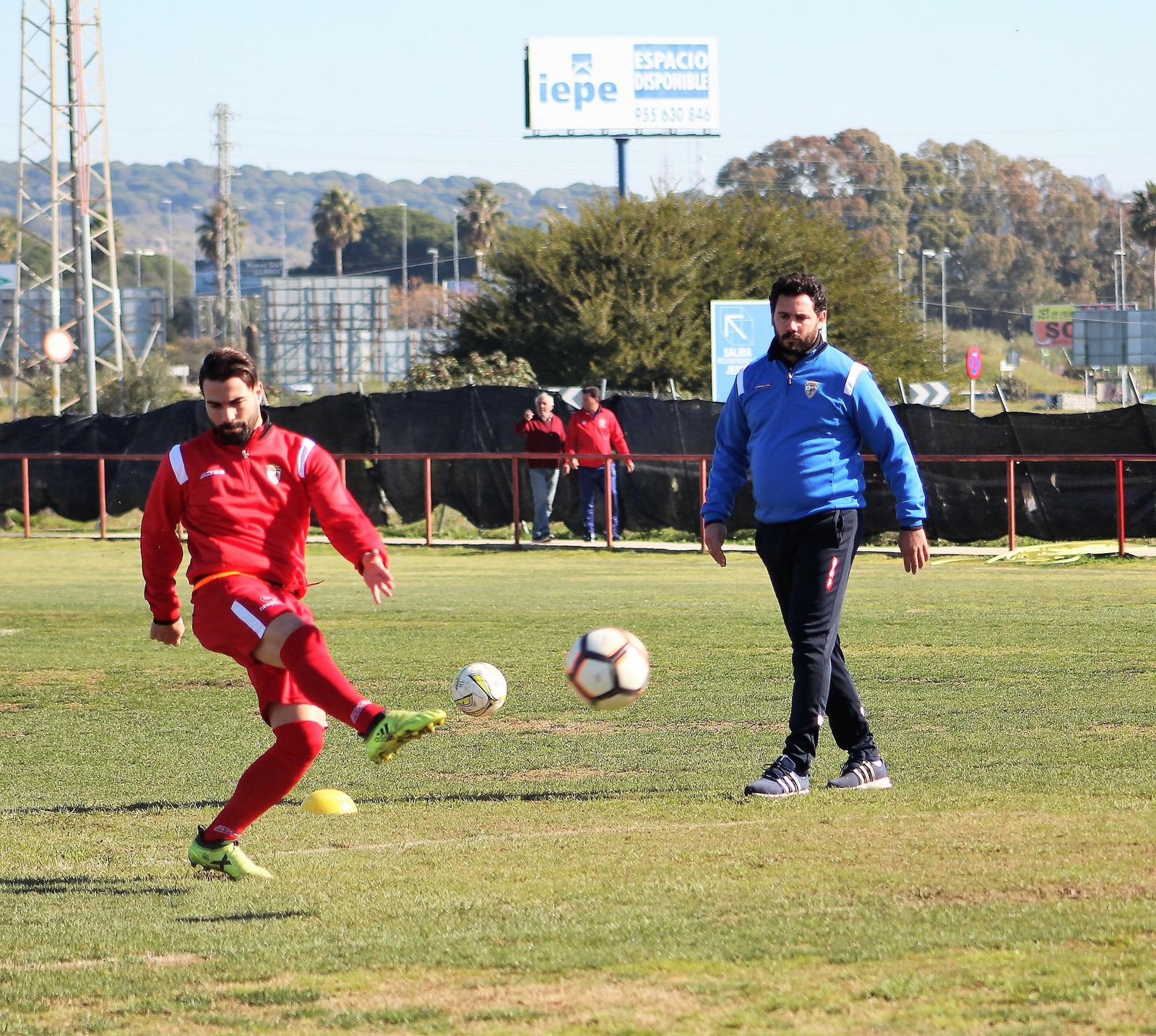 Rafi Cruz tira a puerta observado por su técnico, Juanjo Durán.
