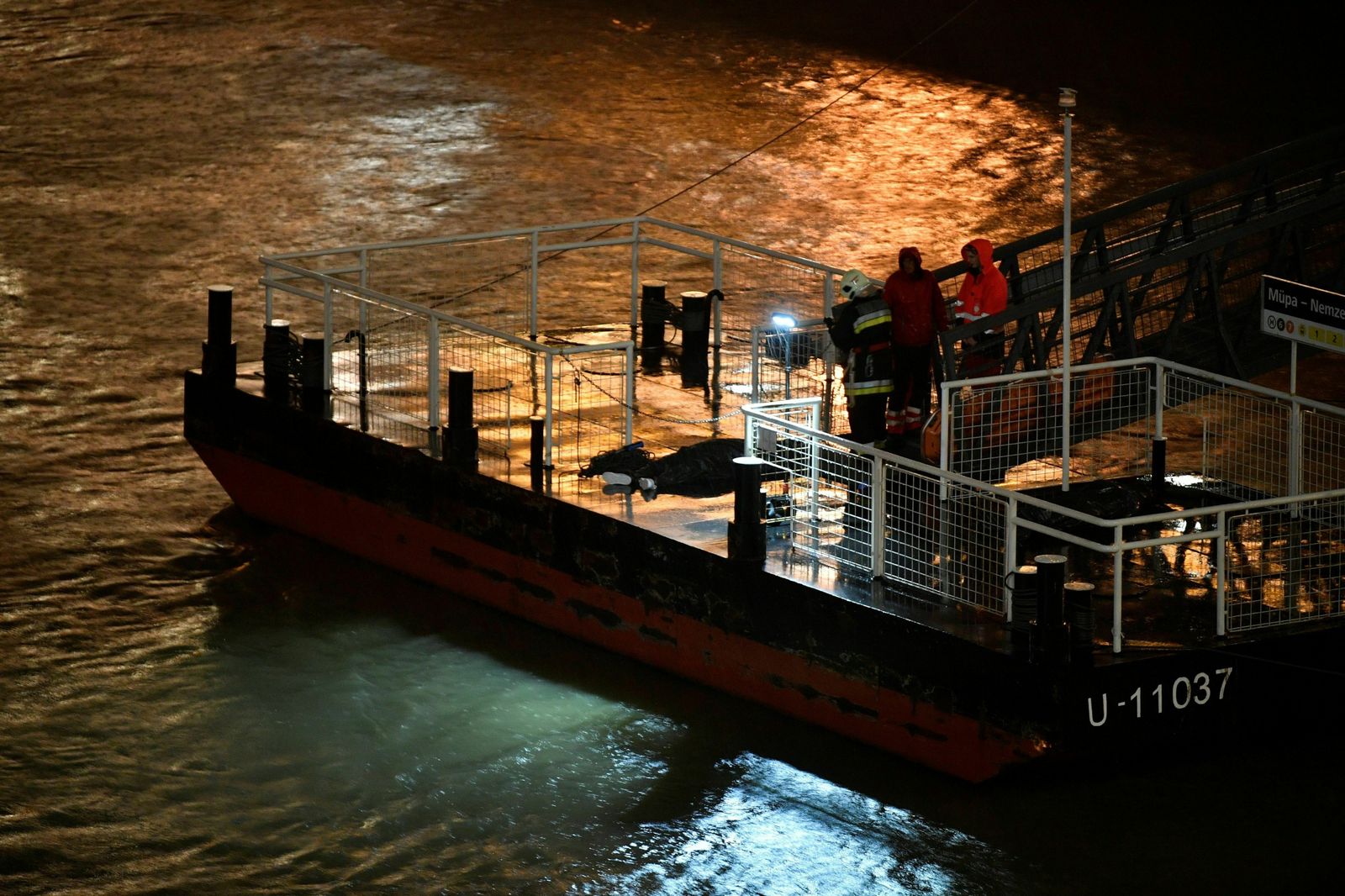 El rescate de las víctimas del naufragio de un barco turístico en el Danubio, en imágenes