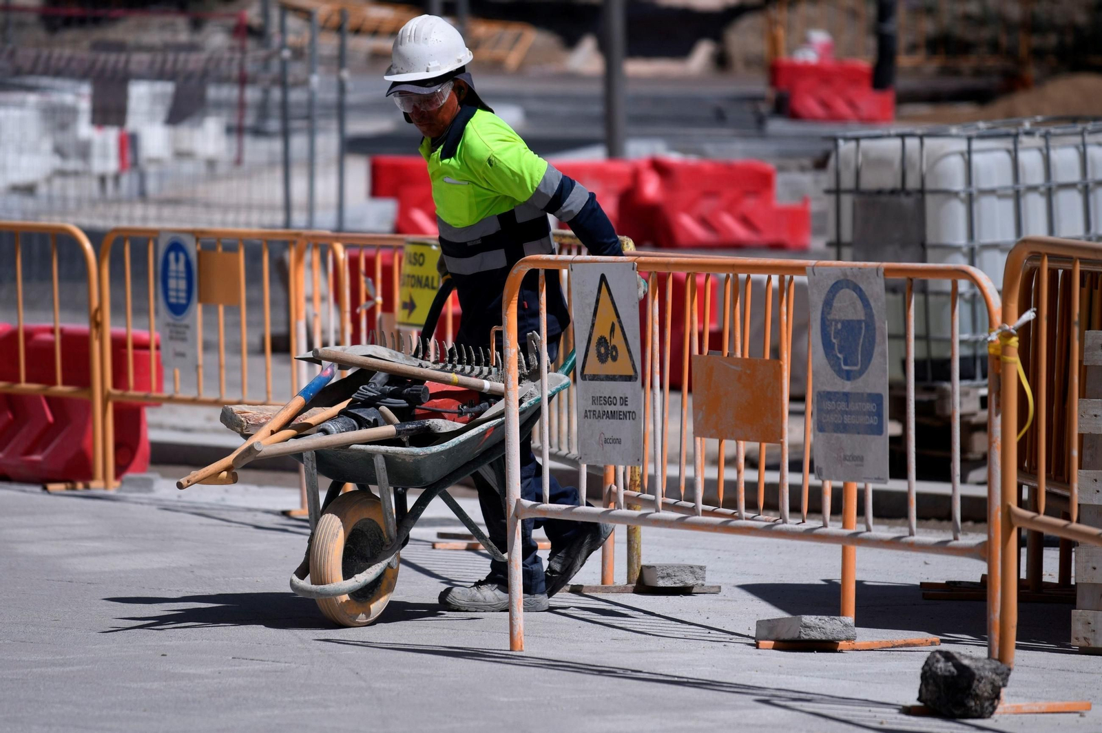 Un obrero trabajando al sol.